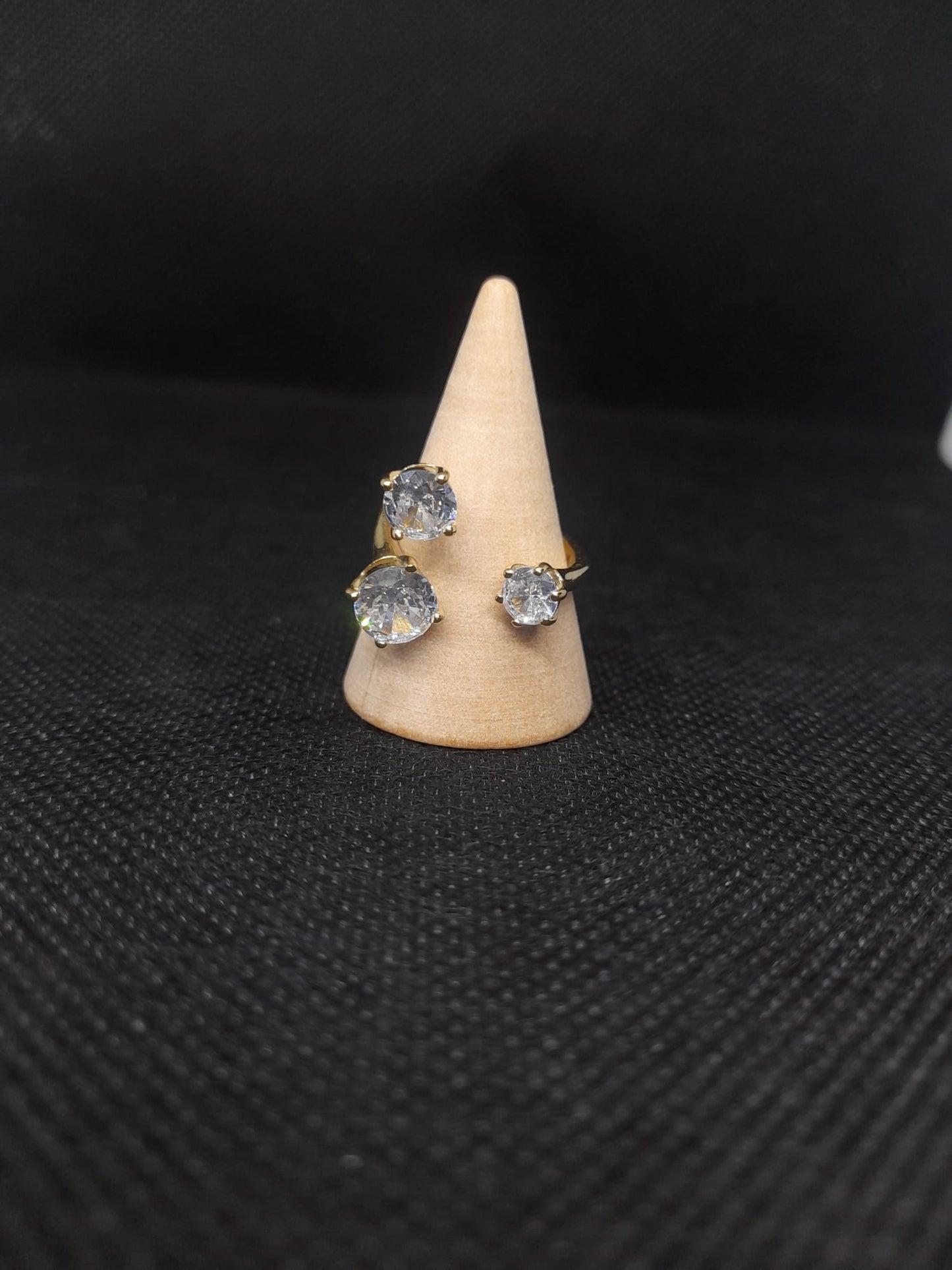 Anello Tre Brillantini in Acciaio – Punti Luce a Gradazione