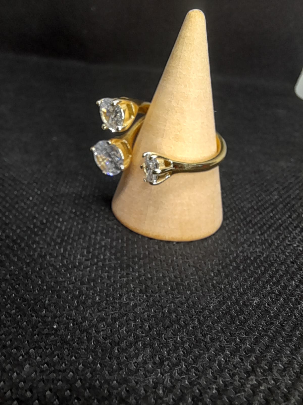 Anello Tre Brillantini in Acciaio – Punti Luce a Gradazione