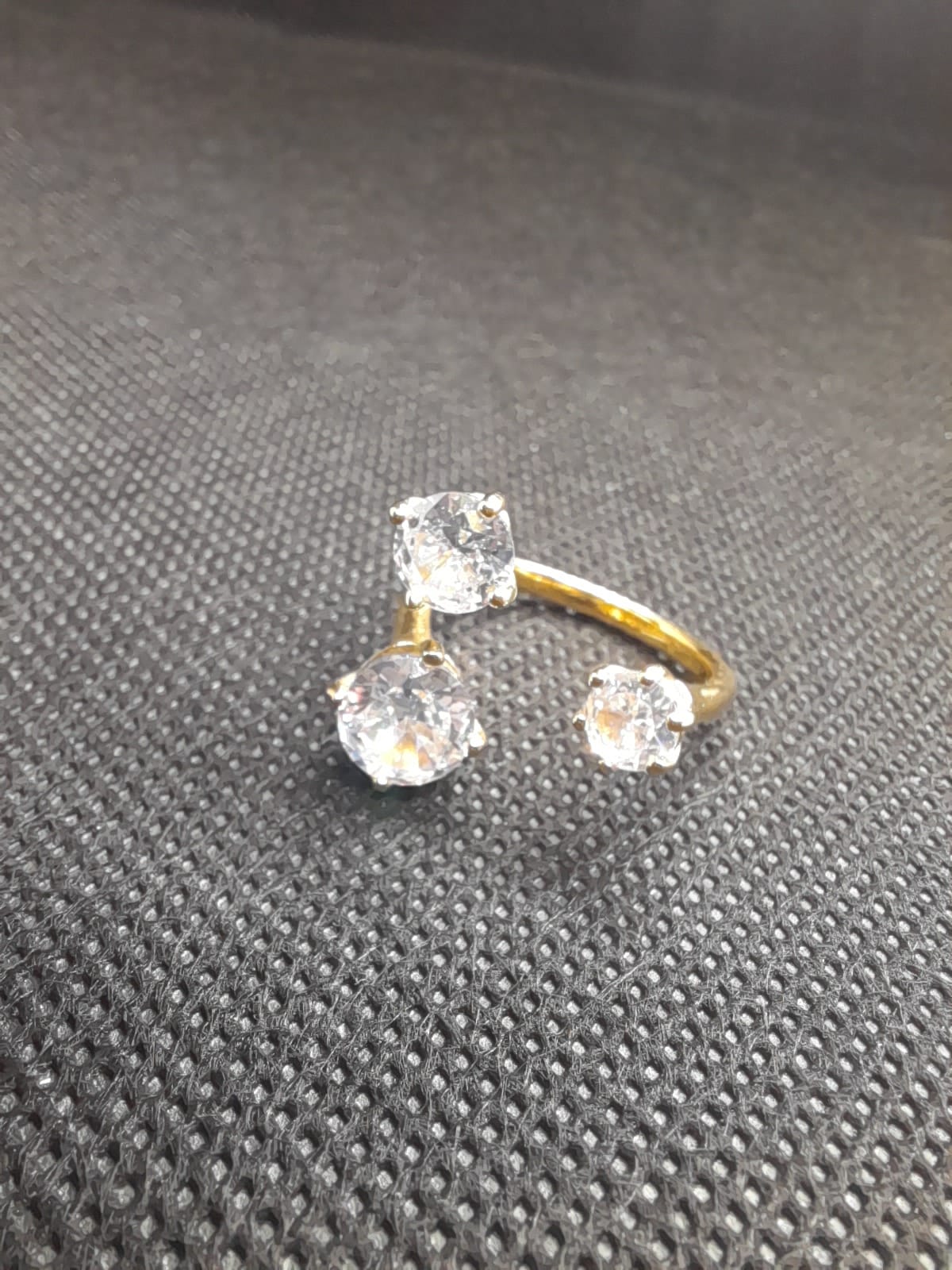 Anello Tre Brillantini in Acciaio – Punti Luce a Gradazione