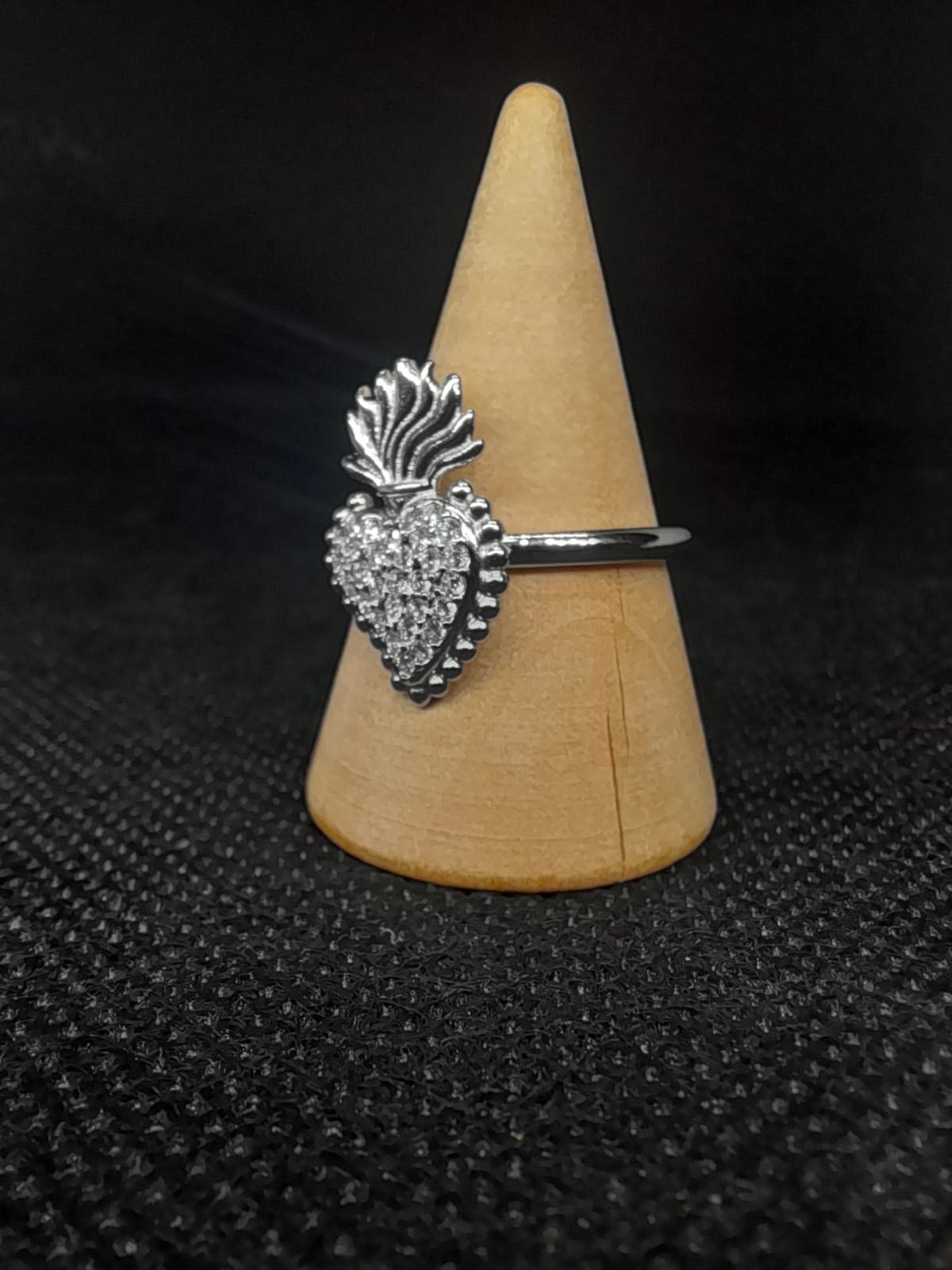 Anello Cuore Sacro in Acciaio – Zirconi e Fiamma Superiore
