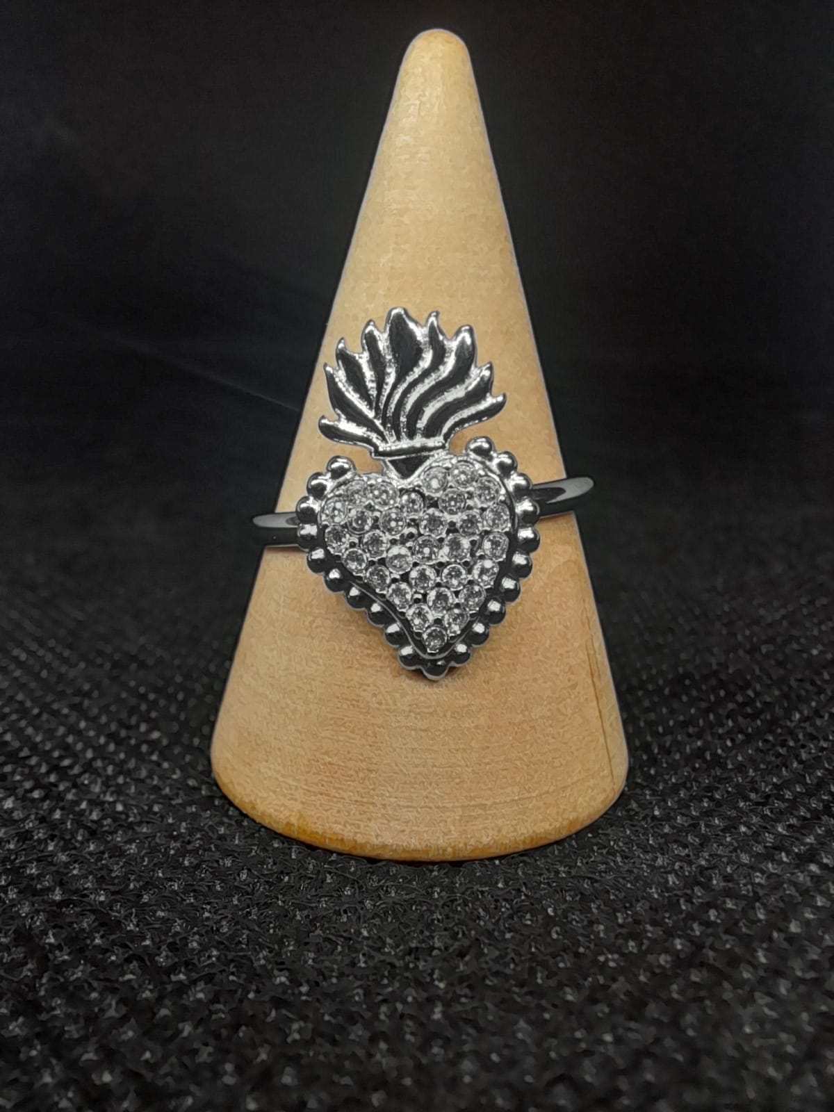Anello Cuore Sacro in Acciaio – Zirconi e Fiamma Superiore