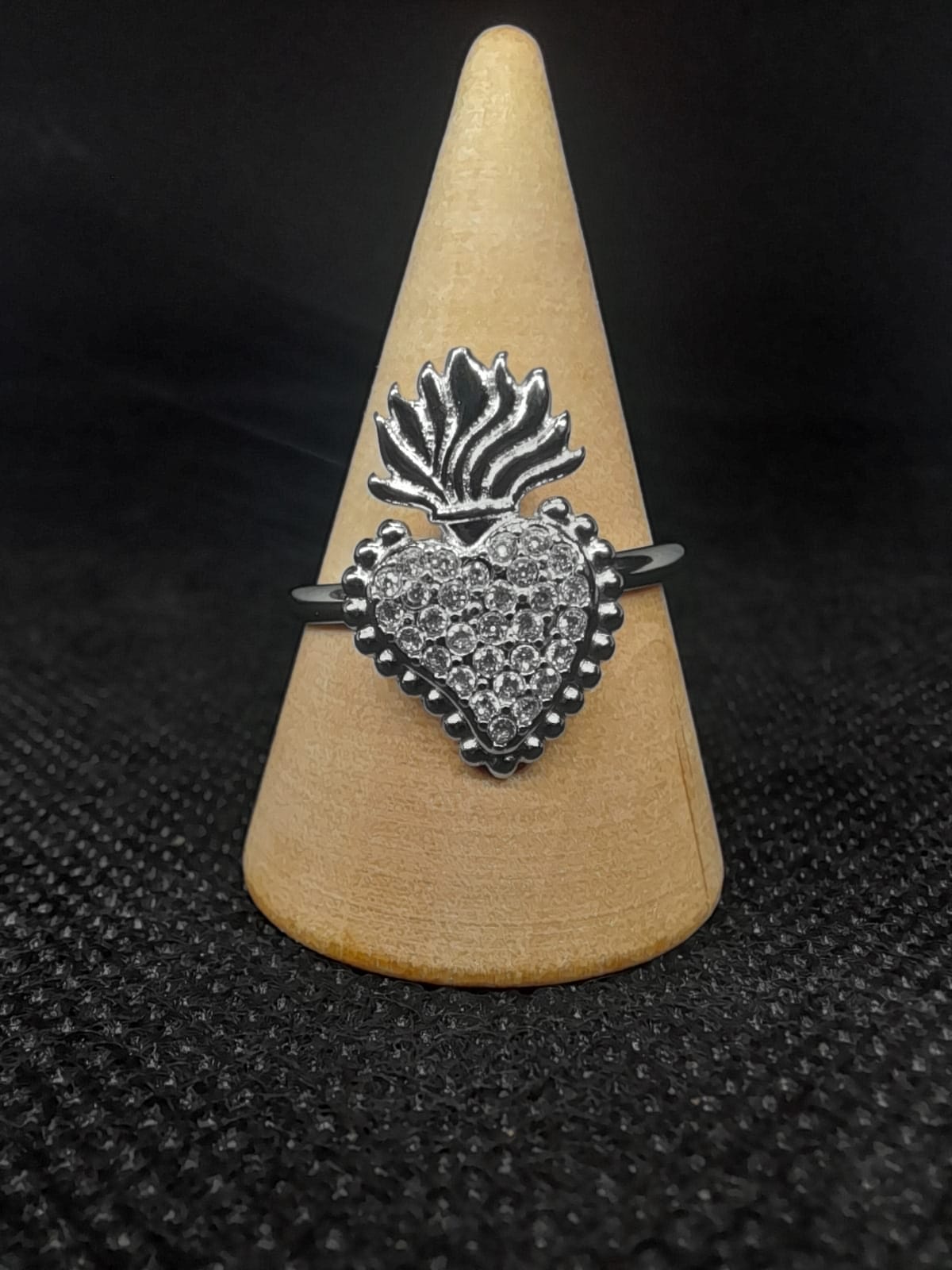 Anello Cuore Sacro in Acciaio – Zirconi e Fiamma Superiore