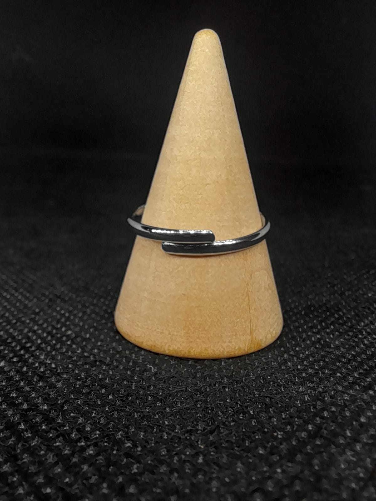 Anello Cuore Sacro in Acciaio – Zirconi e Fiamma Superiore