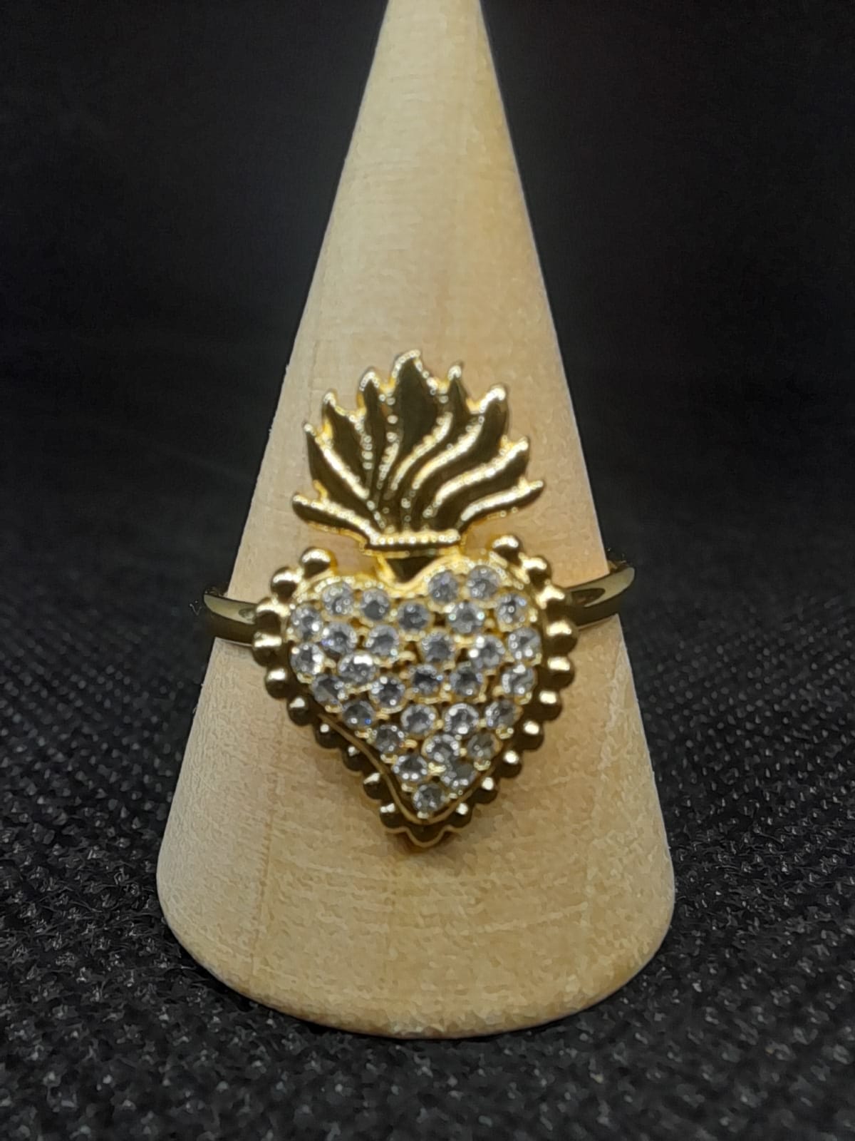 Anello Cuore Sacro in Acciaio – Zirconi e Fiamma Superiore