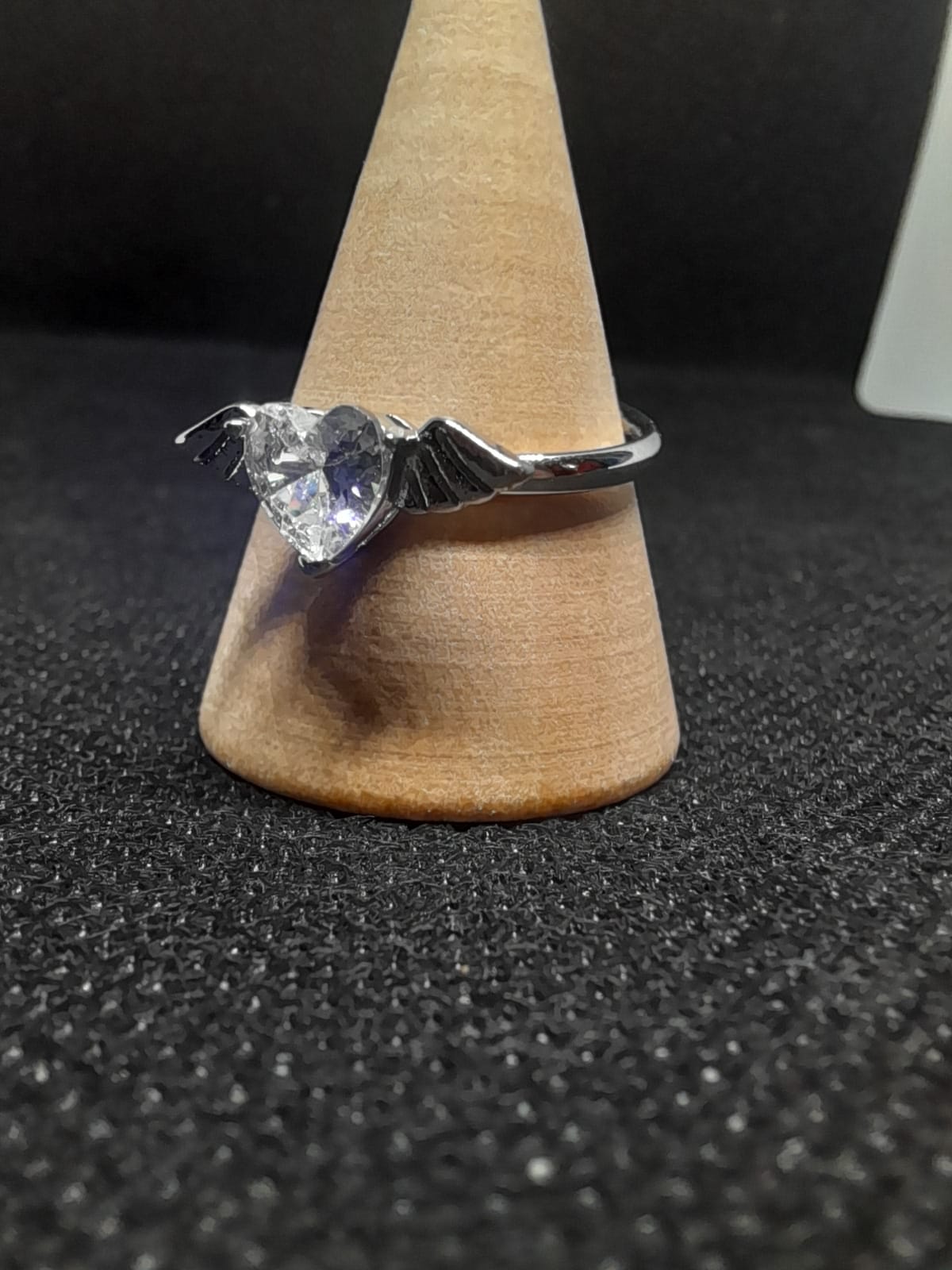 Anello Cuore e Ali – Eleganza in Acciaio Regolabile