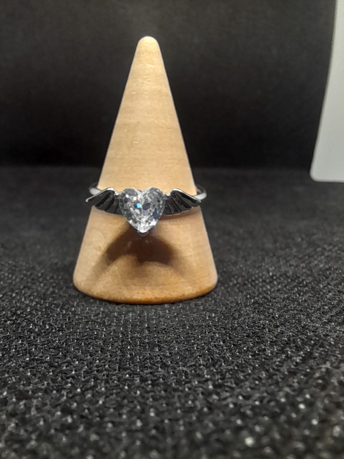 Anello Cuore e Ali – Eleganza in Acciaio Regolabile