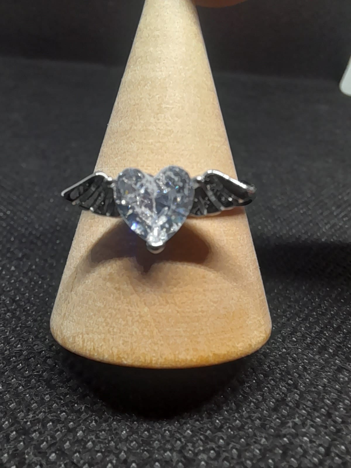 Anello Cuore e Ali – Eleganza in Acciaio Regolabile
