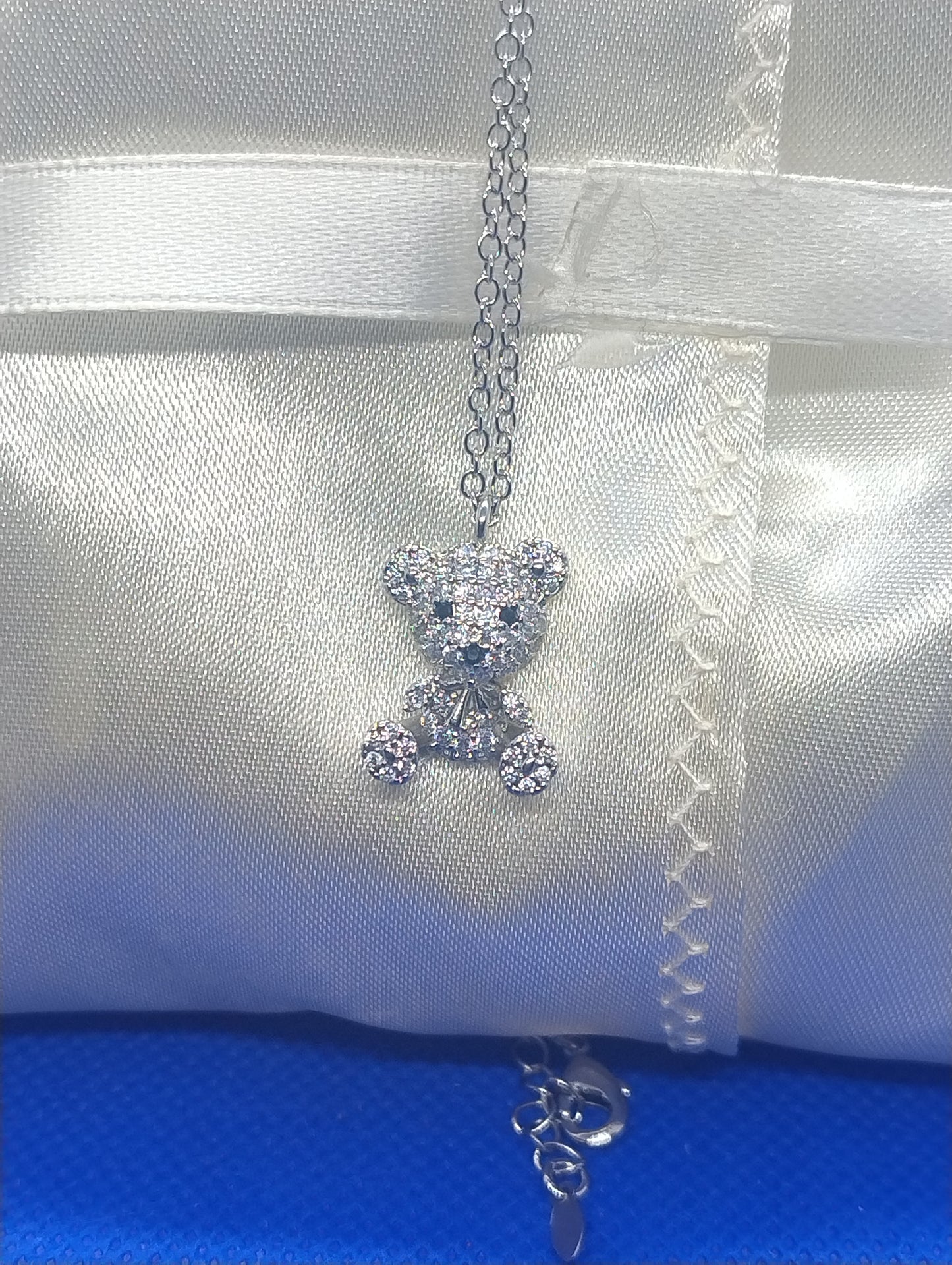 Collana con ciondolo a forma di orso decorato con zirconi cubici