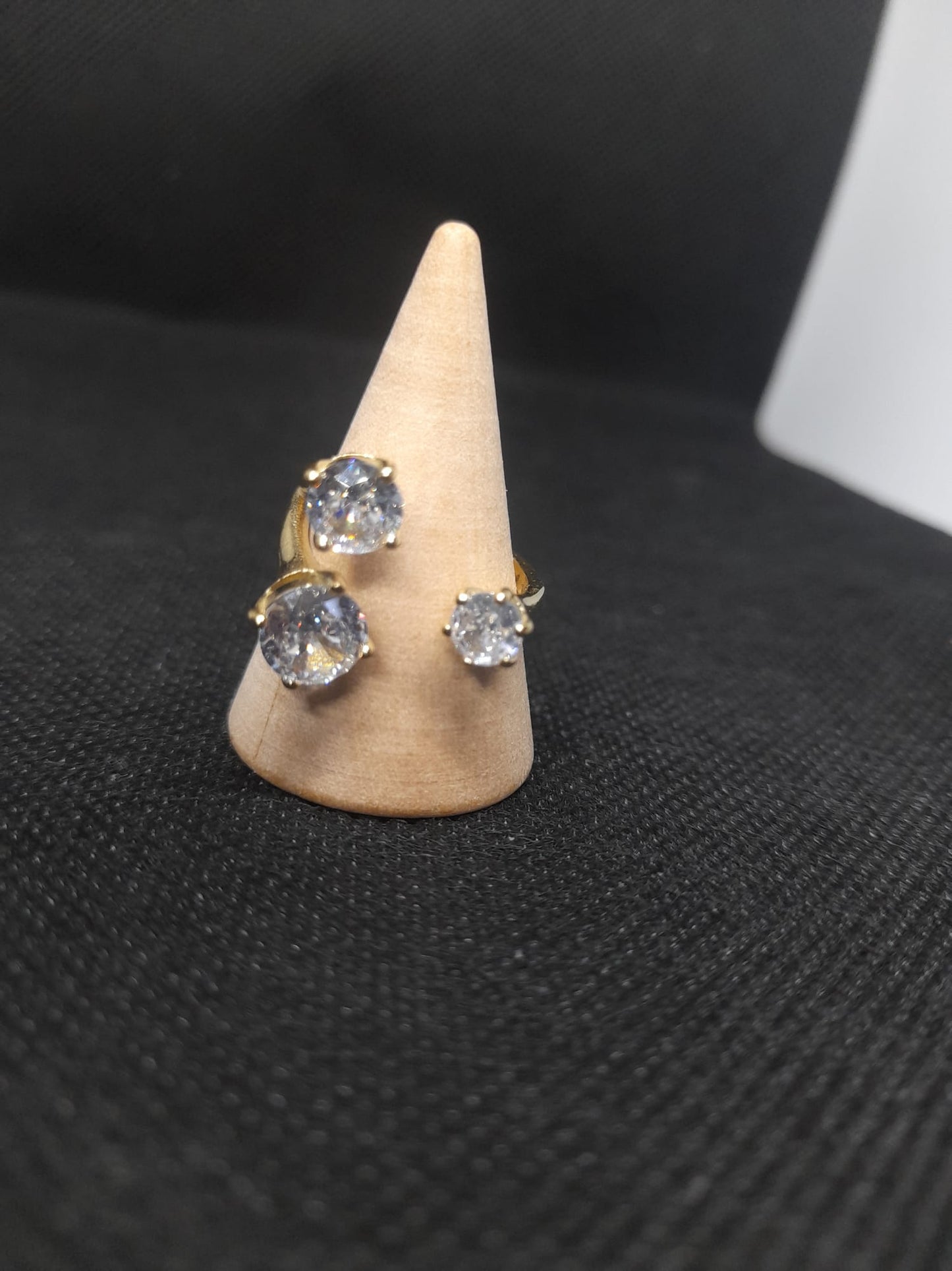 Anello Tre Brillantini in Acciaio – Punti Luce a Gradazione