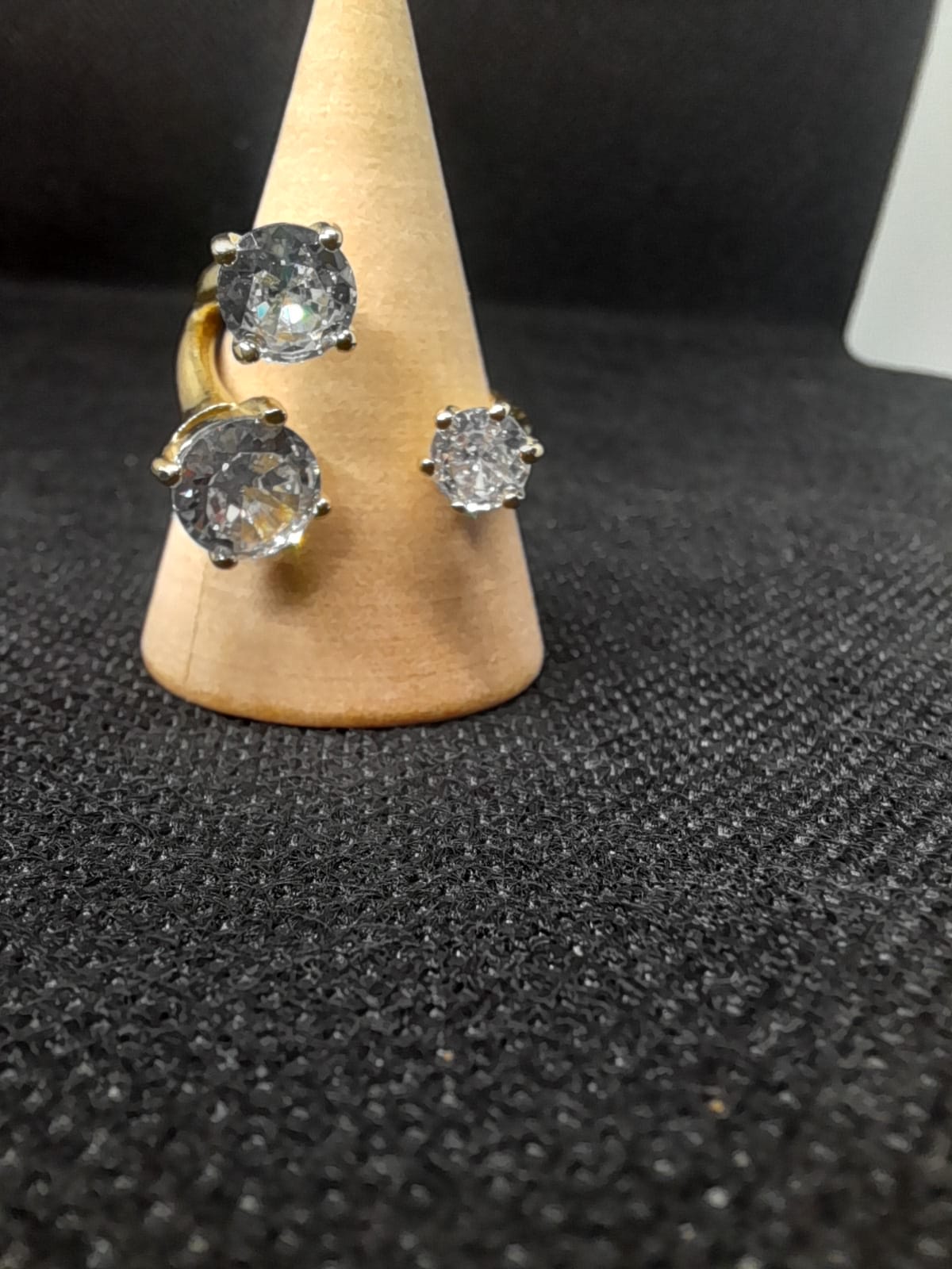 Anello Tre Brillantini in Acciaio – Punti Luce a Gradazione