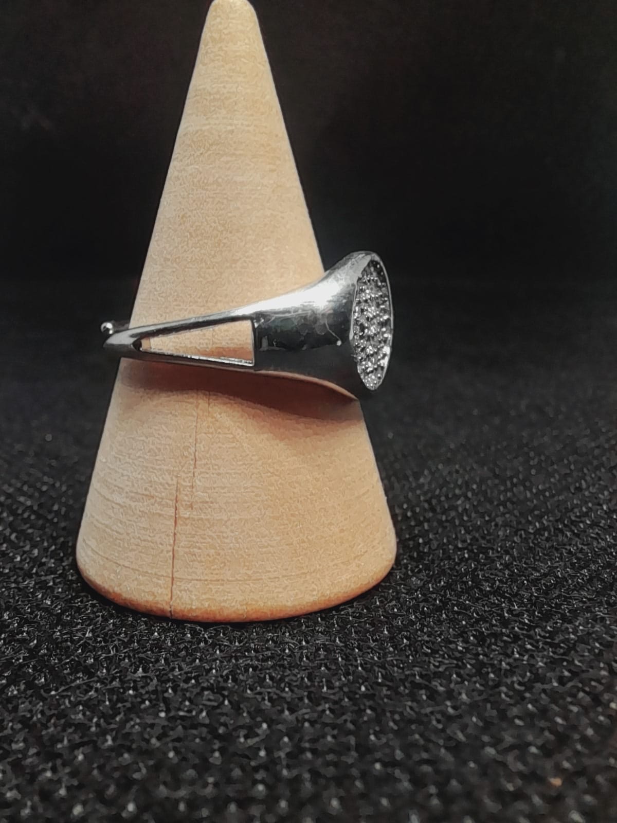 Anello Chevalier Ovale in Acciaio – Pavé di Cristalli Luminos