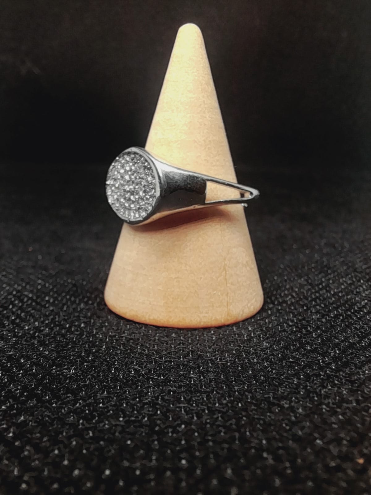 Anello Chevalier Ovale in Acciaio – Pavé di Cristalli Luminos