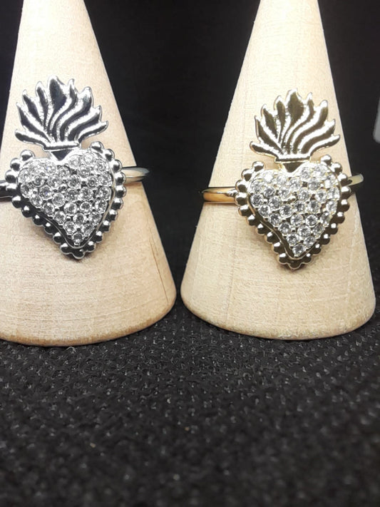 Anello Cuore Sacro in Acciaio – Zirconi e Fiamma Superiore