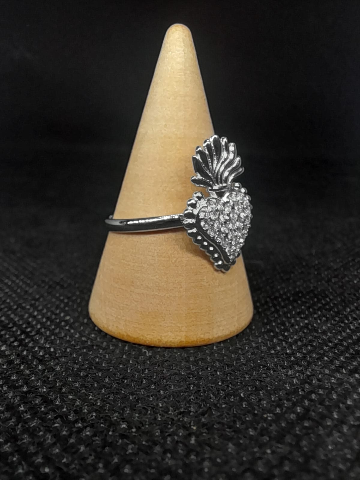 Anello Cuore Sacro in Acciaio – Zirconi e Fiamma Superiore