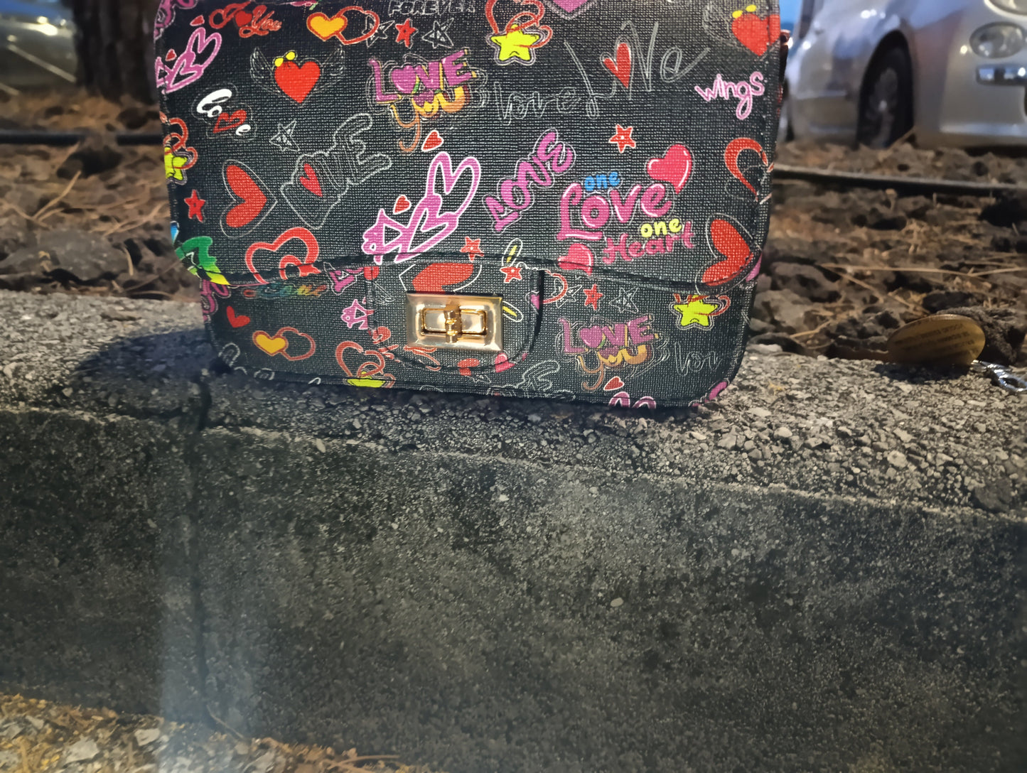 Borsa Graffiti Love vista frontale su pietra 2