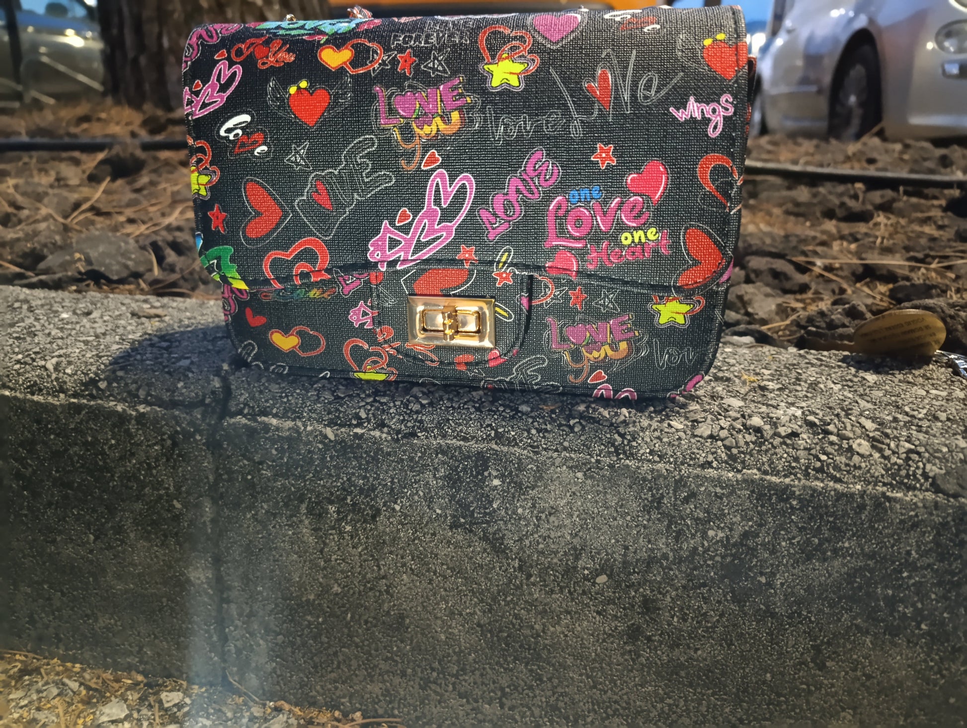 Borsa Graffiti Love dettaglio chiusura dorata