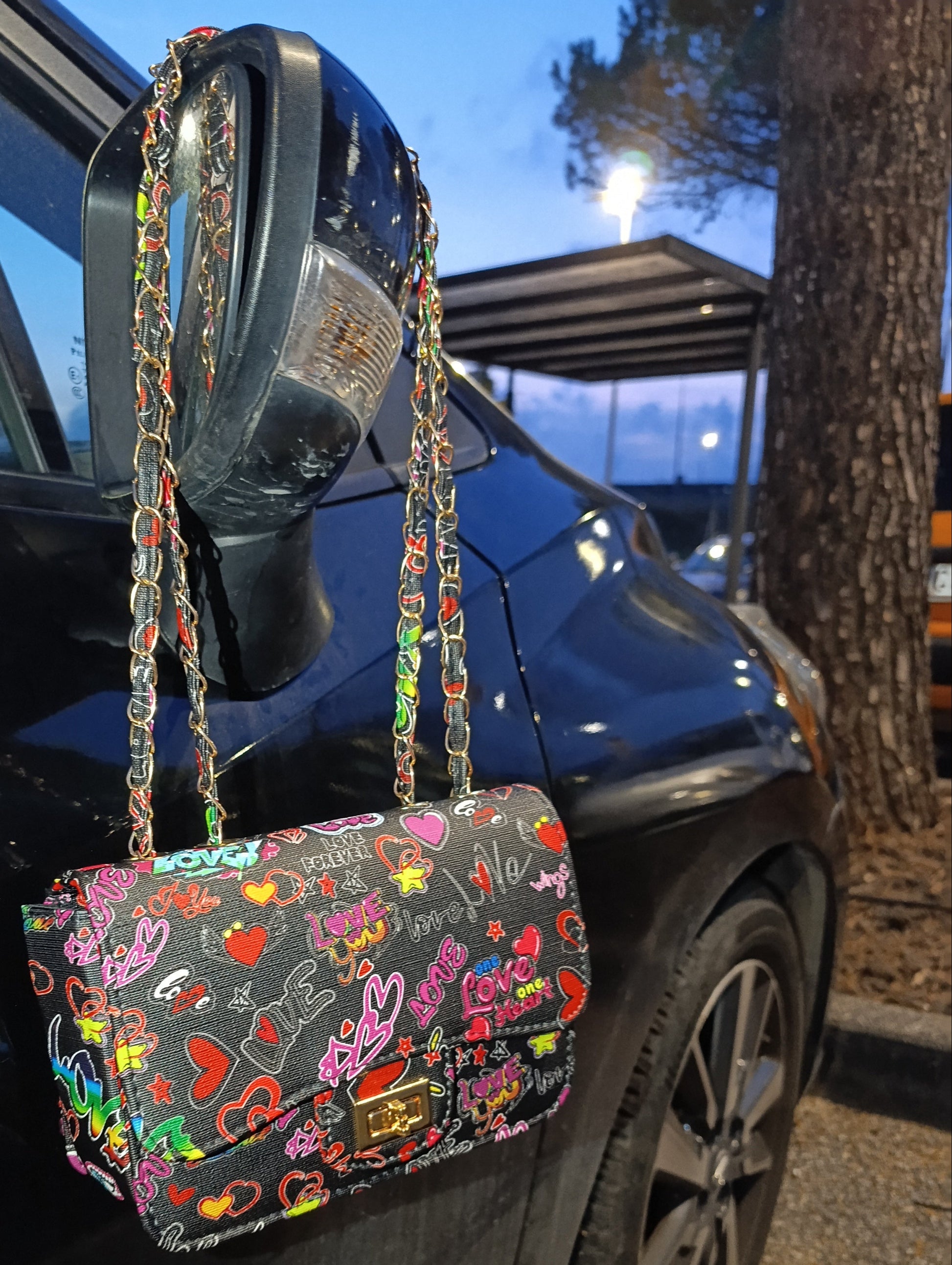 Borsa Graffiti Love appesa allo specchietto auto