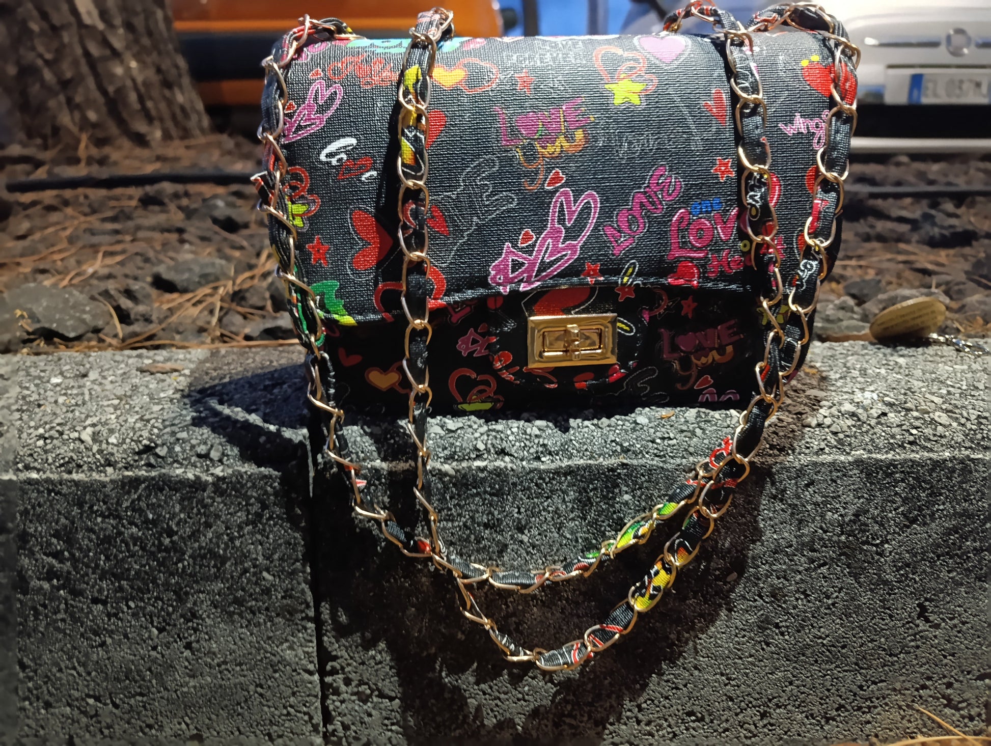 Borsa Graffiti Love indossata con outfit giallo