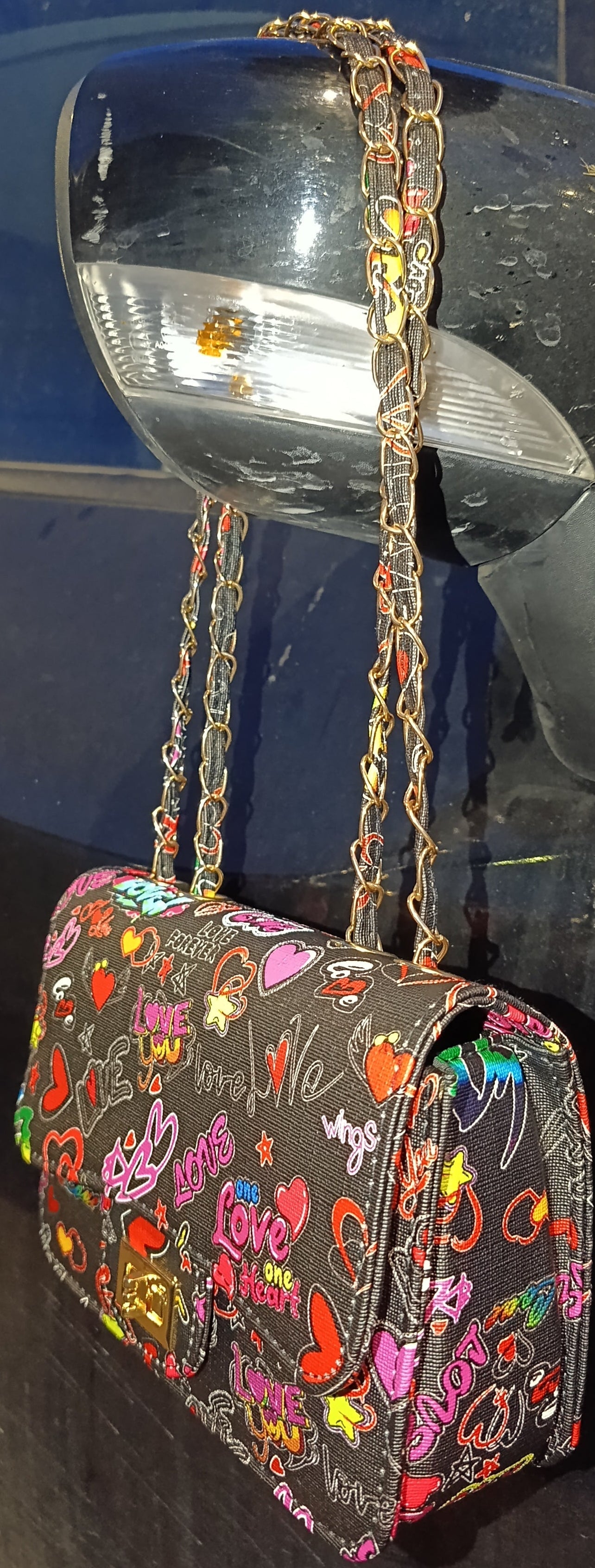 Borsa Graffiti Love appesa allo specchietto auto 2